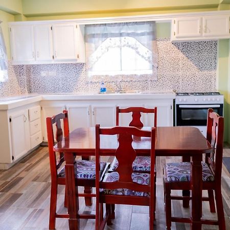 Golden Palms Apartment Кингстаун Екстериор снимка