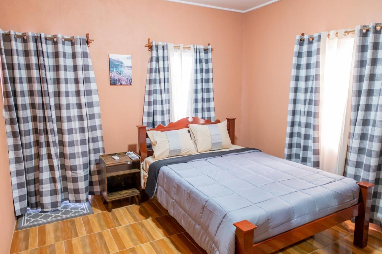 Golden Palms Apartment Кингстаун Екстериор снимка
