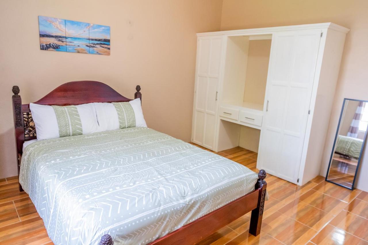 Golden Palms Apartment Кингстаун Екстериор снимка
