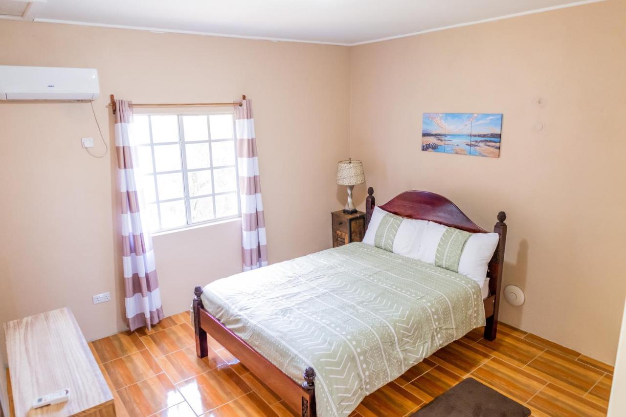 Golden Palms Apartment Кингстаун Екстериор снимка