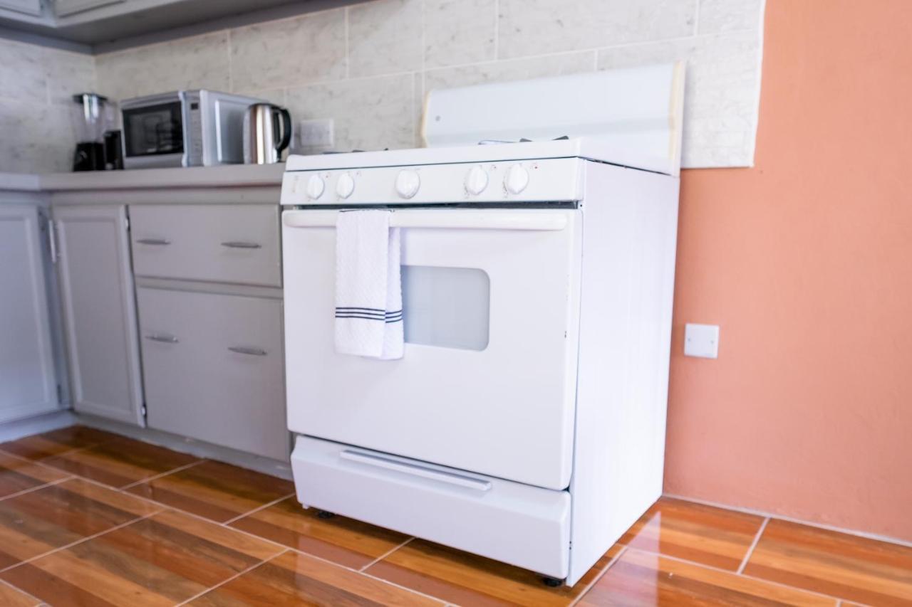 Golden Palms Apartment Кингстаун Екстериор снимка