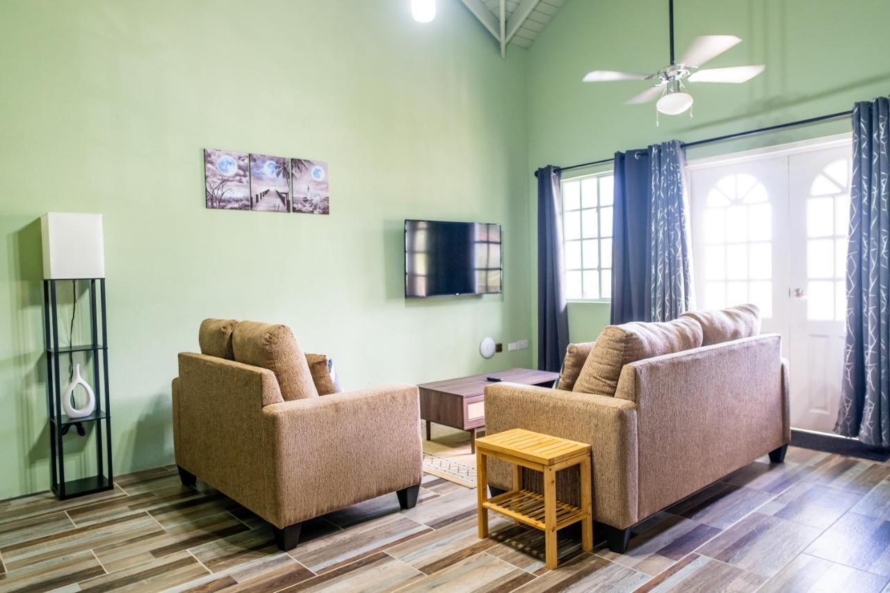 Golden Palms Apartment Кингстаун Екстериор снимка