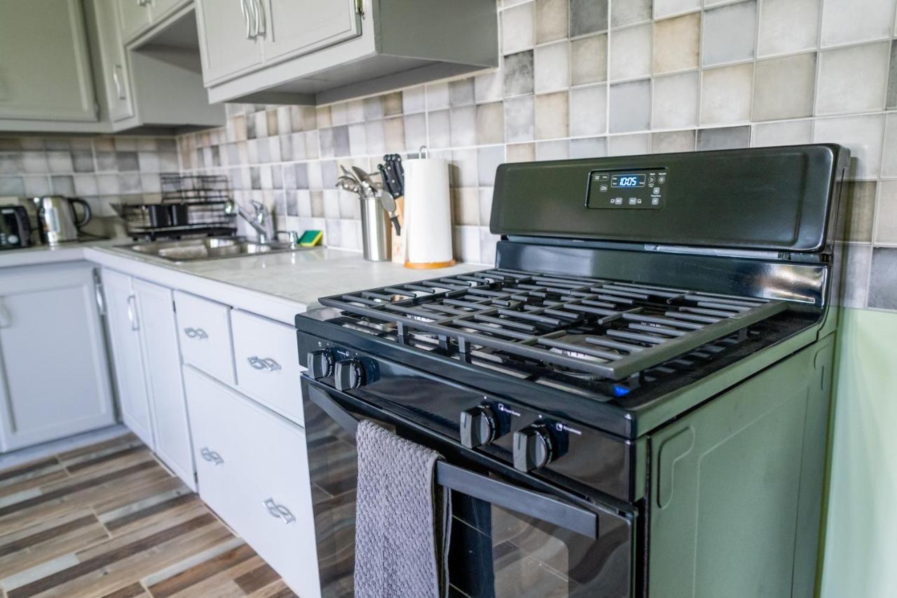 Golden Palms Apartment Кингстаун Екстериор снимка