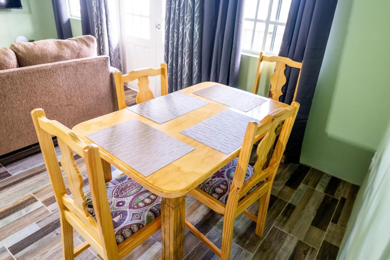 Golden Palms Apartment Кингстаун Екстериор снимка