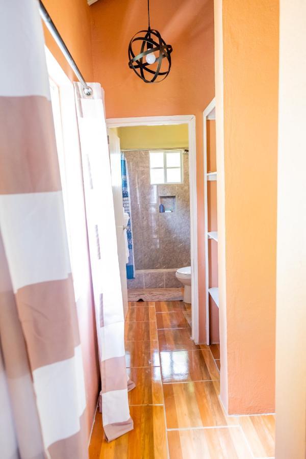 Golden Palms Apartment Кингстаун Екстериор снимка