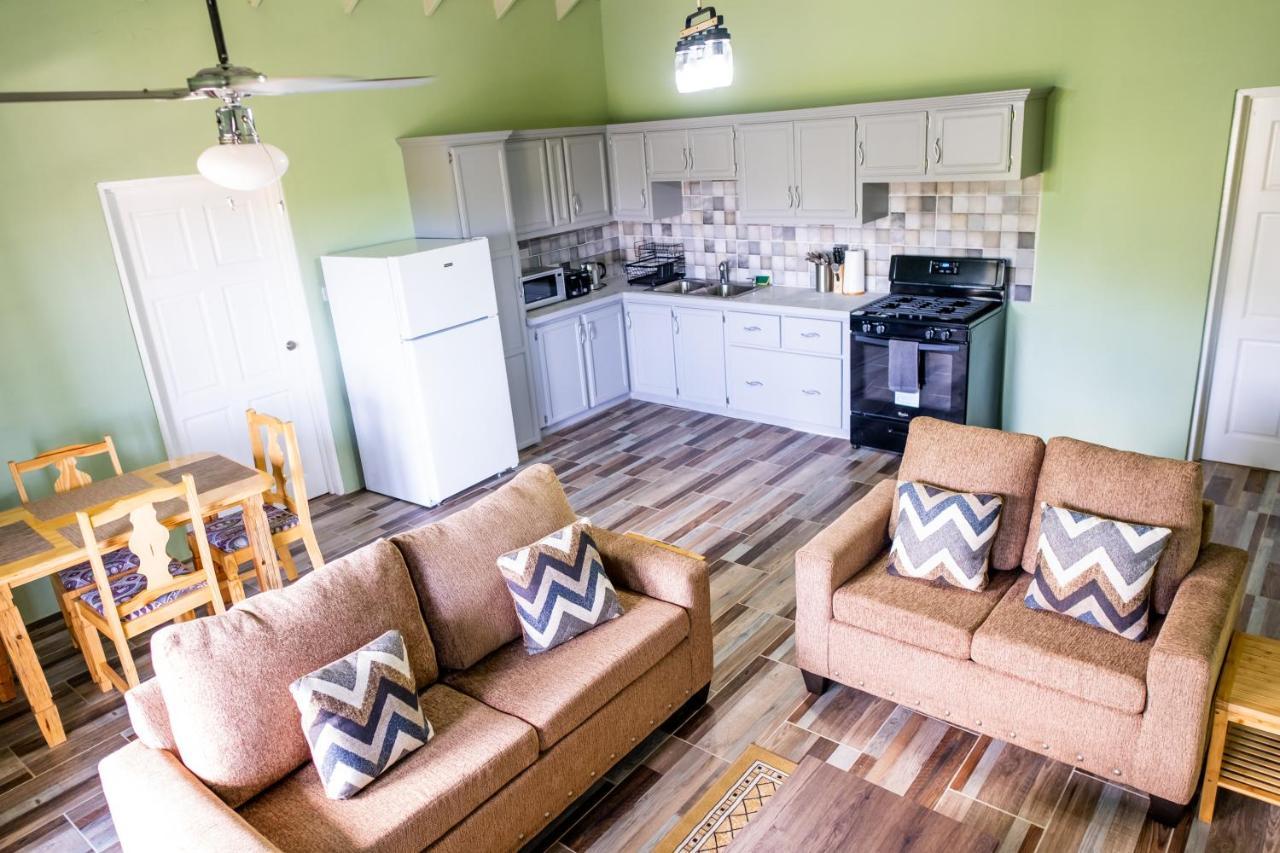 Golden Palms Apartment Кингстаун Екстериор снимка