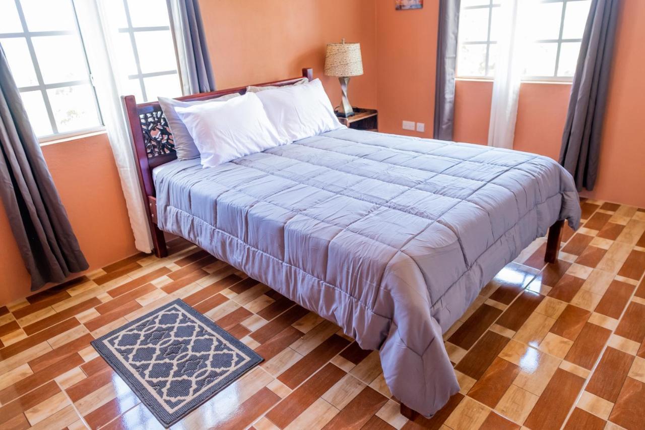 Golden Palms Apartment Кингстаун Екстериор снимка