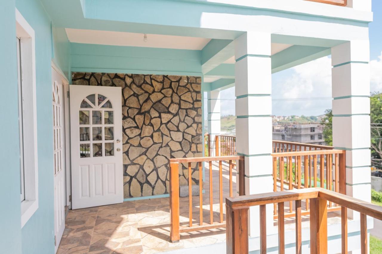 Golden Palms Apartment Кингстаун Екстериор снимка