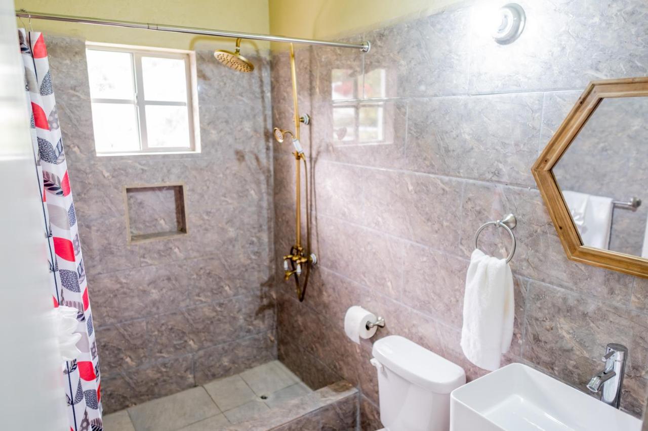 Golden Palms Apartment Кингстаун Екстериор снимка
