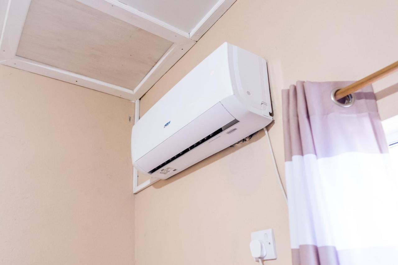 Golden Palms Apartment Кингстаун Екстериор снимка