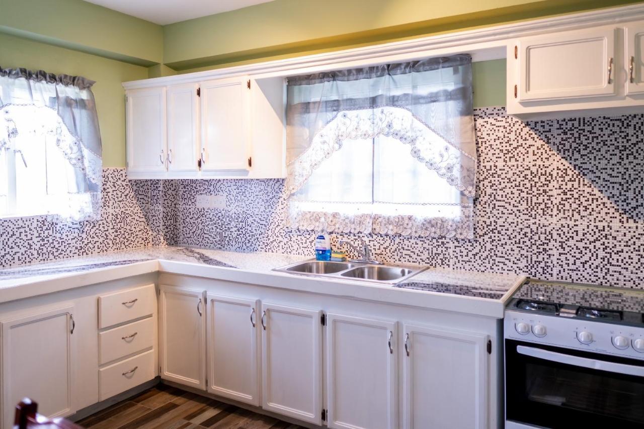 Golden Palms Apartment Кингстаун Екстериор снимка