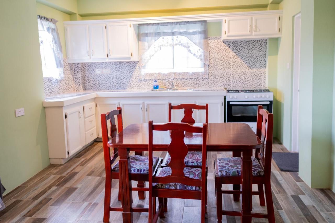 Golden Palms Apartment Кингстаун Екстериор снимка